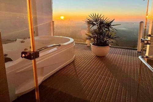 Jacuzzi at balcony