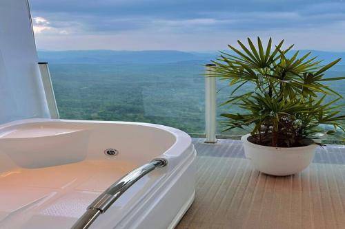 Jacuzzi at balcony